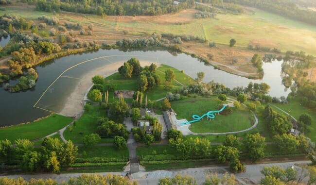 Building Photo - 195 N Nursery Ave