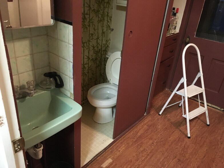1st floor 1/2 bathroom - 435 S Dodge St