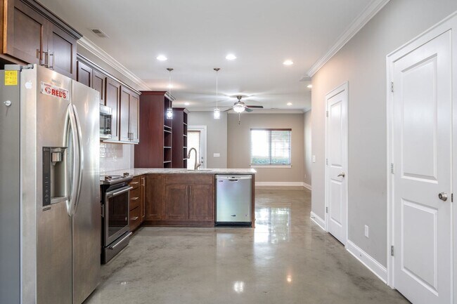 Building Photo - Location, Location , Location with this Beautiful Townhome