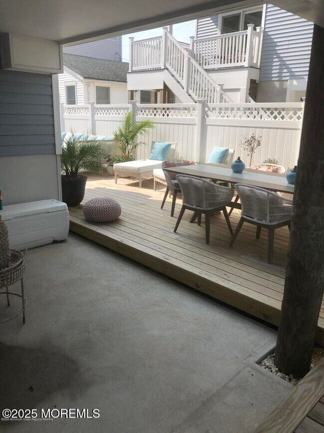 Building Photo - 304 6th Ave