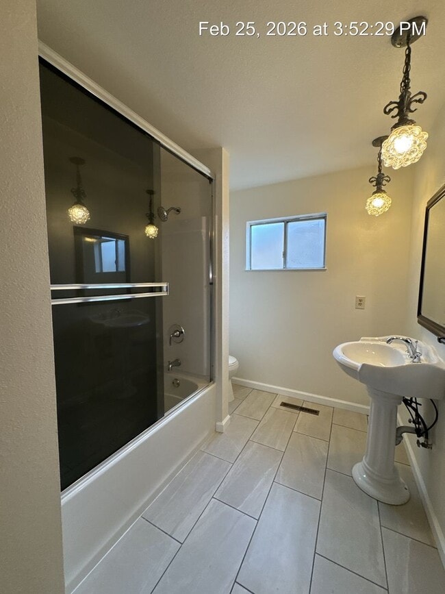 Building Photo - Charming Home Available Now !