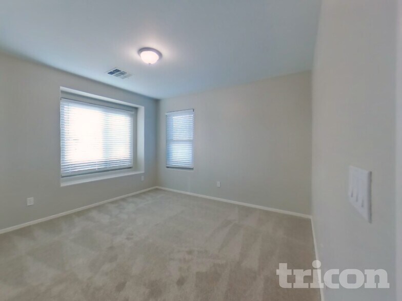 Building Photo - 43738 Elm Dr