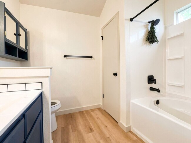 Building Photo - 4810 Stone Pointe Dr