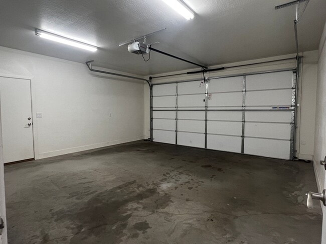 Building Photo - 3 bed/2 bath House with private Hot Tub