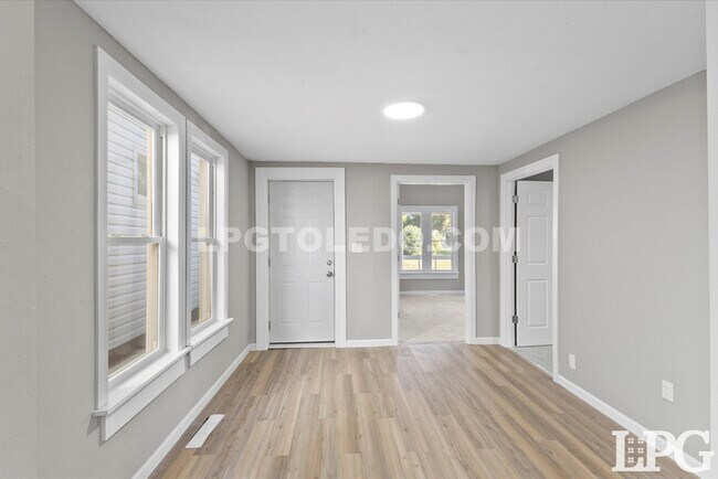 Building Photo - 1204 Navarre Ave