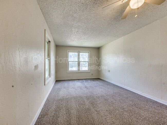 Building Photo - 3304 SE 19th St