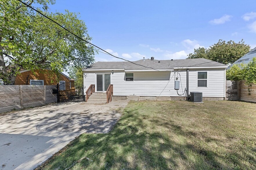 Building Photo - Light & modern Oak Cliff home by Martin Weiss Park