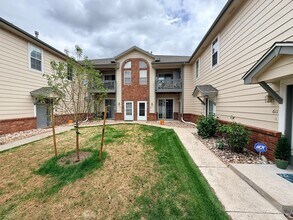Building Photo - Updated 2-Bedroom Condo with Attached Garage and Pool Access