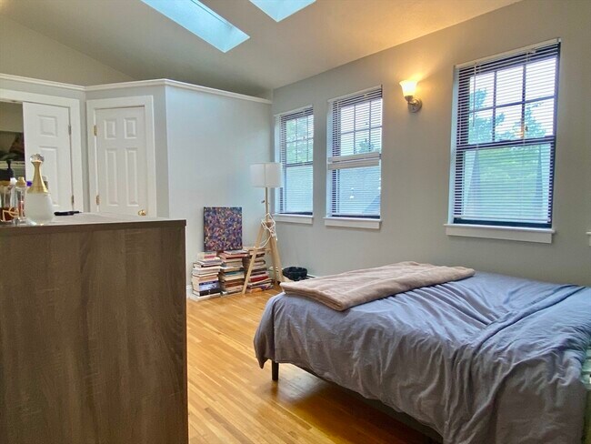 Building Photo - 241 River St