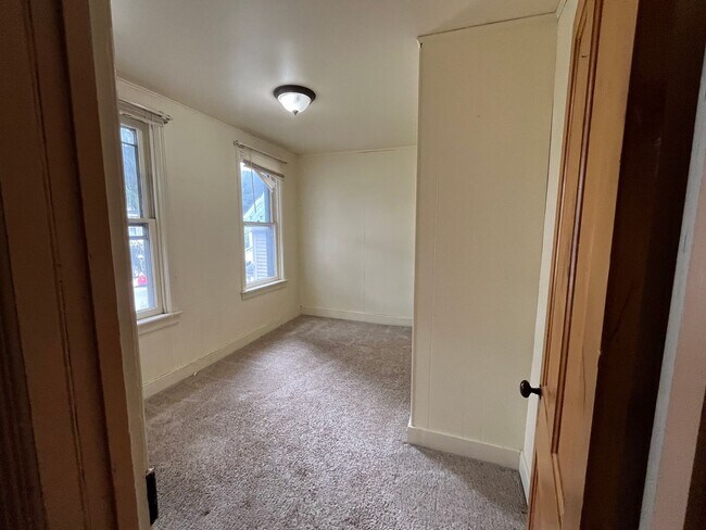 Building Photo - Spacious 4-5 Bedroom, 1.5 Bathroom 2-Story...