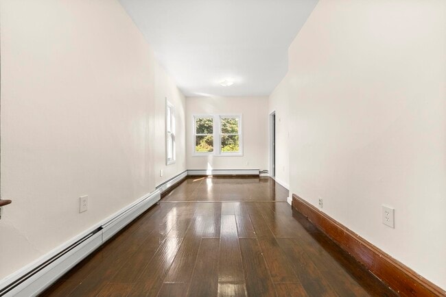 Building Photo - 32 Pearsall Ave