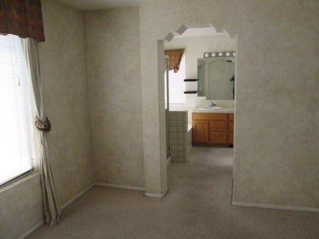 Building Photo - (4) Beds & (3) Car Garage