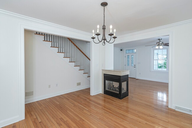 Building Photo - 35 Maple St