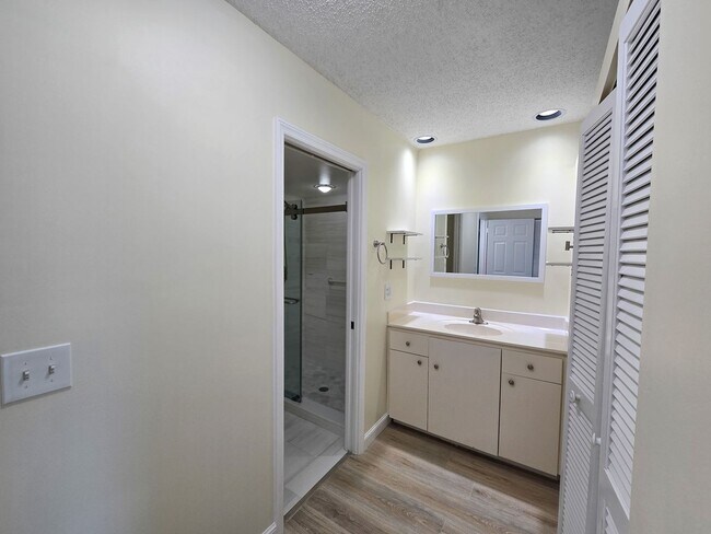 Building Photo - Penthouse in the Racquet Club annual rental!