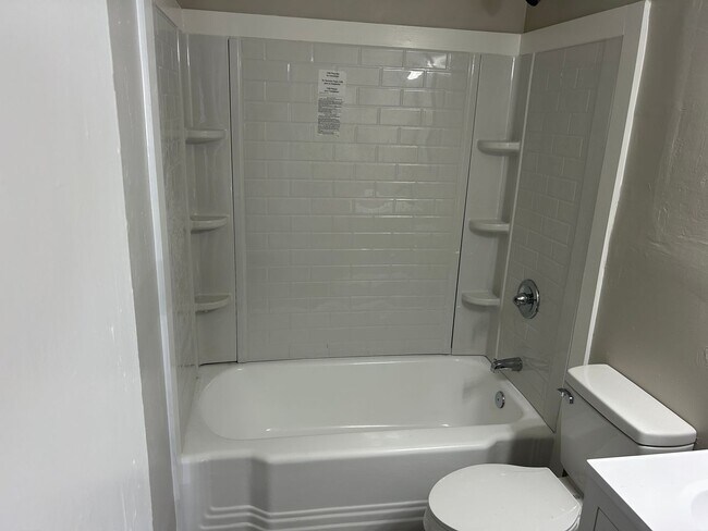 Building Photo - 3 Bedroom!