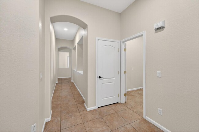 Building Photo - 4385 S Crosscreek Dr