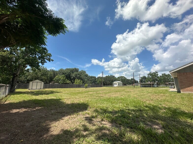 Building Photo - 805 Mead Rd