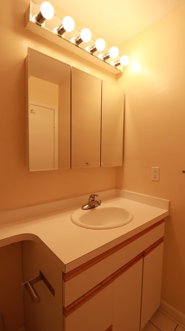 Building Photo - FRESH PAINT AND NEW FLOORING = 3BD + 2.5BA TH