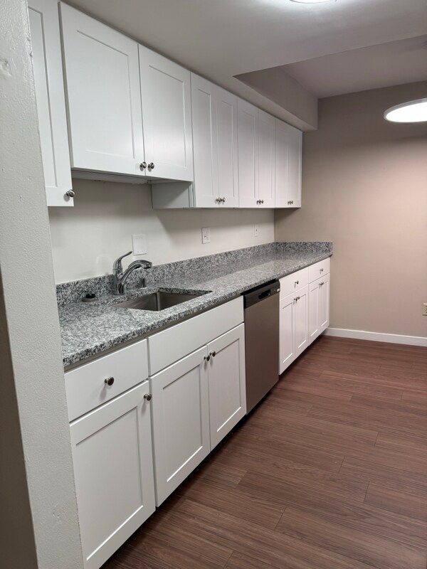 Building Photo - 2260 N Summit Ave