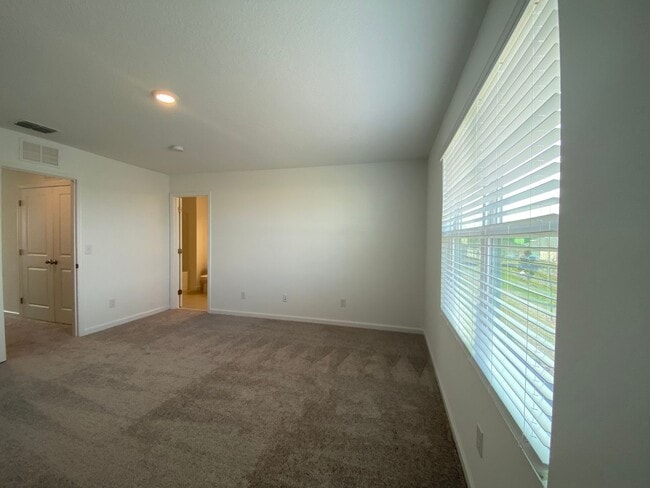 Building Photo - Welcome To Your NEWER Dream Home in the He...