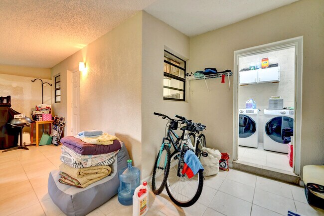 Building Photo - 141 SE Serenata Ct