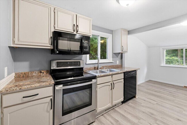 Building Photo - 9535 Listeria St