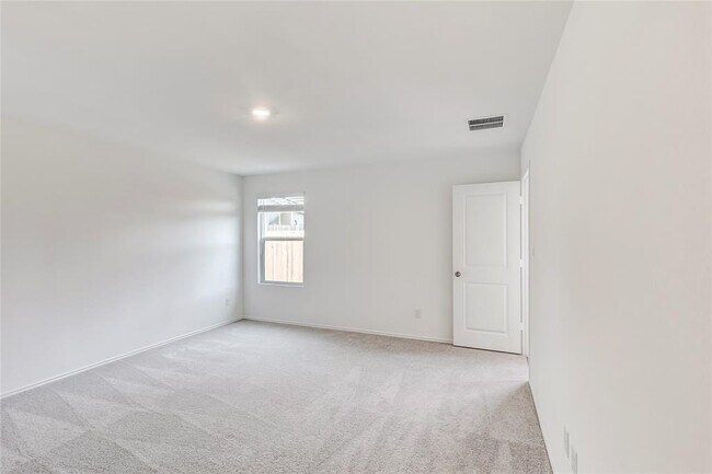 Building Photo - 611 Whoopers Lp