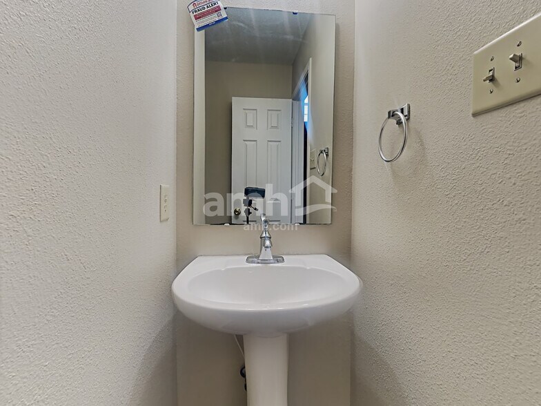 Building Photo - 2957 Seasons Dr