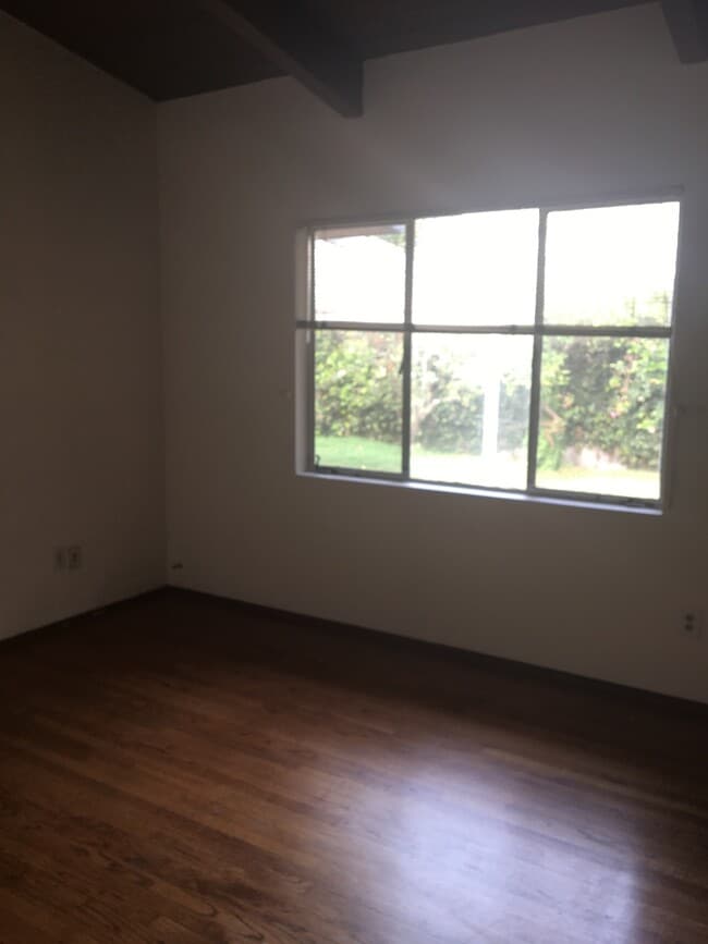 Building Photo - Country Club Area home with 4 bedrooms and...
