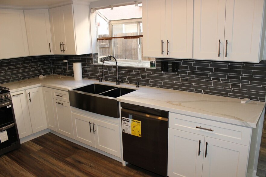 Building Photo - 9165 1/2 Noble Avenue