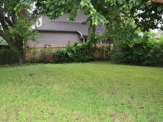 Building Photo - 12400 Tree Line Dr