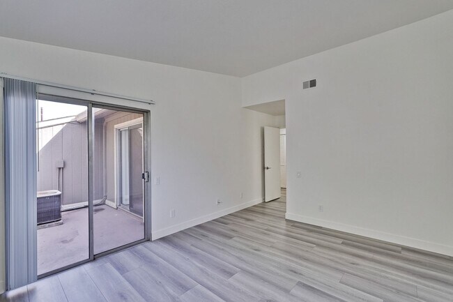 Building Photo - 2 bed 2 bath condo