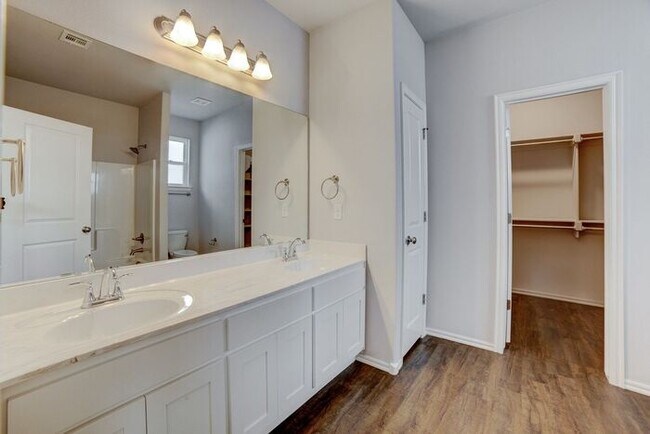 Building Photo - Unique 4/2/2 Near Downtown Tulsa!