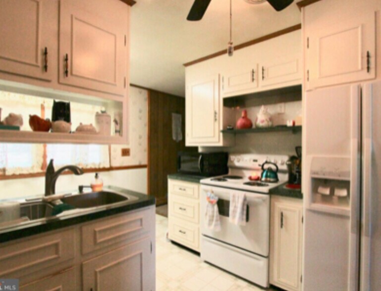 Building Photo - 122 Collins Ave