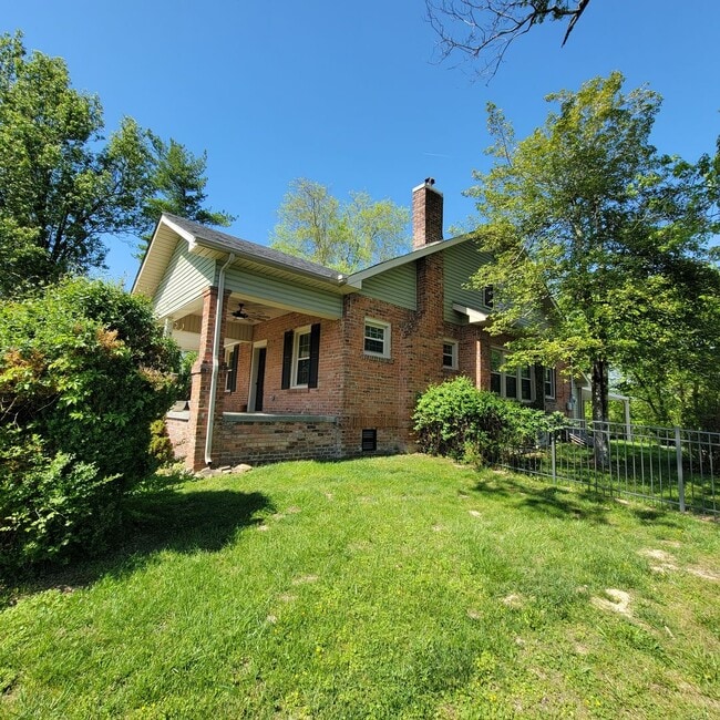 Building Photo - 4/2 Bungalow in Algood City Limits