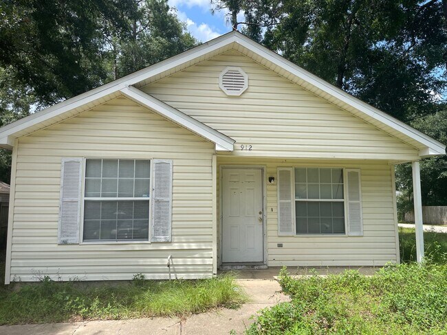 Primary Photo - Newly Renovated 3/2