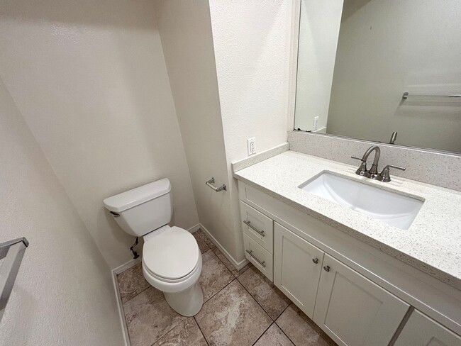 Building Photo - Turnkey 3 bedroom, 2.5 bathroom condo avai...