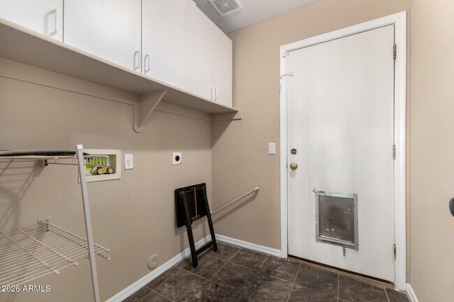 Building Photo - 8642 W Laurel Ln