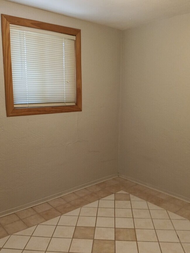 Building Photo - 3308 La Veta Dr