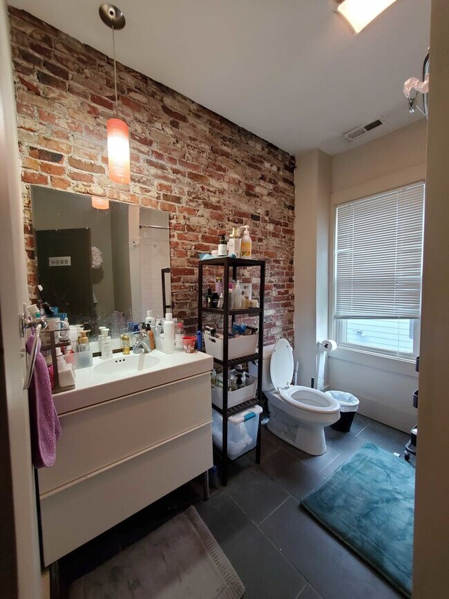 Building Photo - Nicely renovated 5 bed townhouse with all the extras!