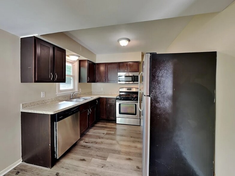 Building Photo - 1011 64th Ave N