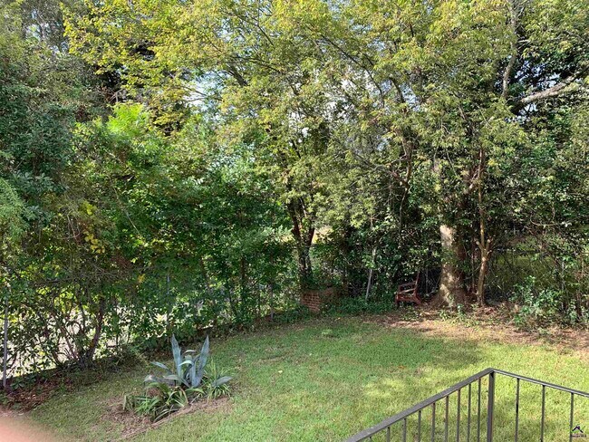 Building Photo - 3240 Commodore Dr