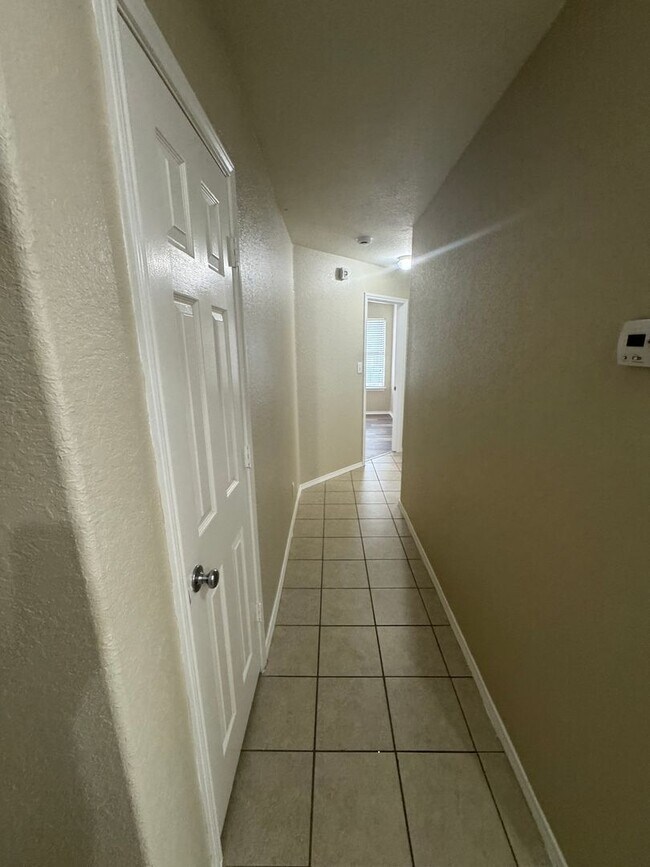 Building Photo - COMFORTABLE HOME | SINGLE STORY  |  CLOSE TO HWY 151 & 410 | SHOPPING & RESTAURANTS