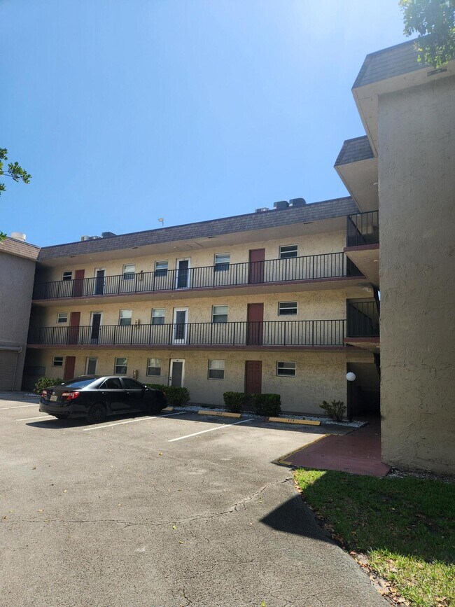Building Photo - 705 Lori Dr