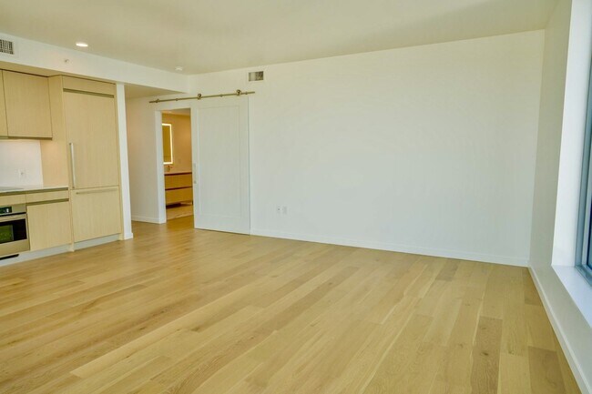 Building Photo - 2Bd/2Ba Seattle Apartment
