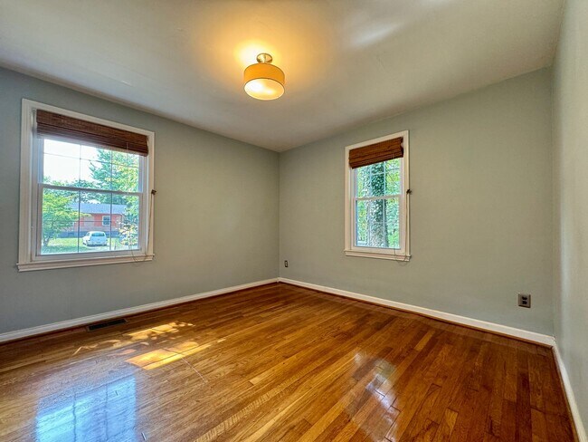 Building Photo - Quaint Cottage steps Away From VT Campus