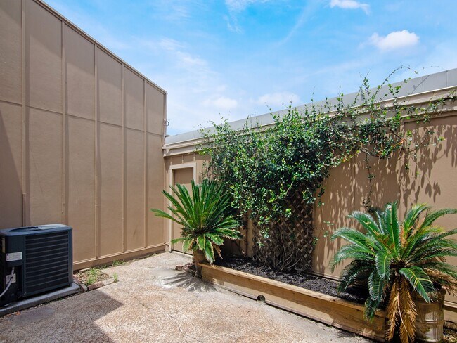 Building Photo - 11624 Village Pl Dr