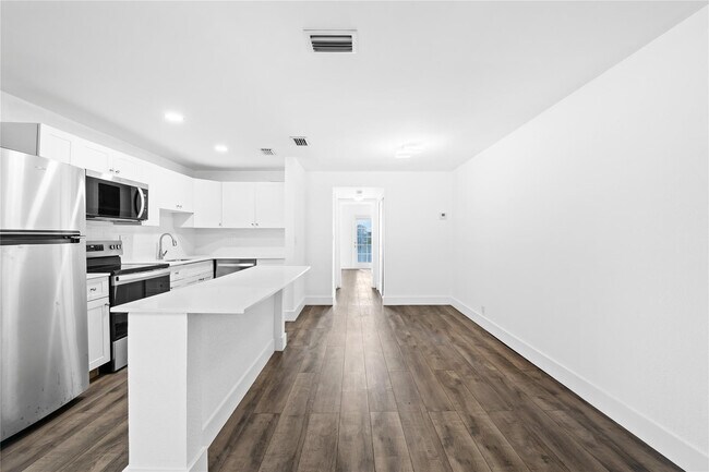 Building Photo - 1100 Crystal Lake Dr