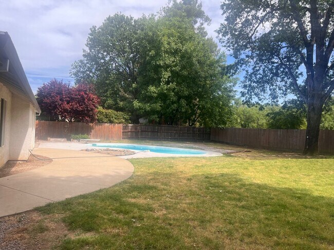 Building Photo - 4 Bedroom Home With Pool!