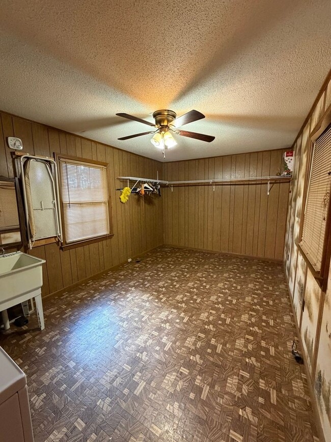 Building Photo - Spacious 3 Bedroom, 2 Bath Home on Over an Acre – Lawn Care Included!